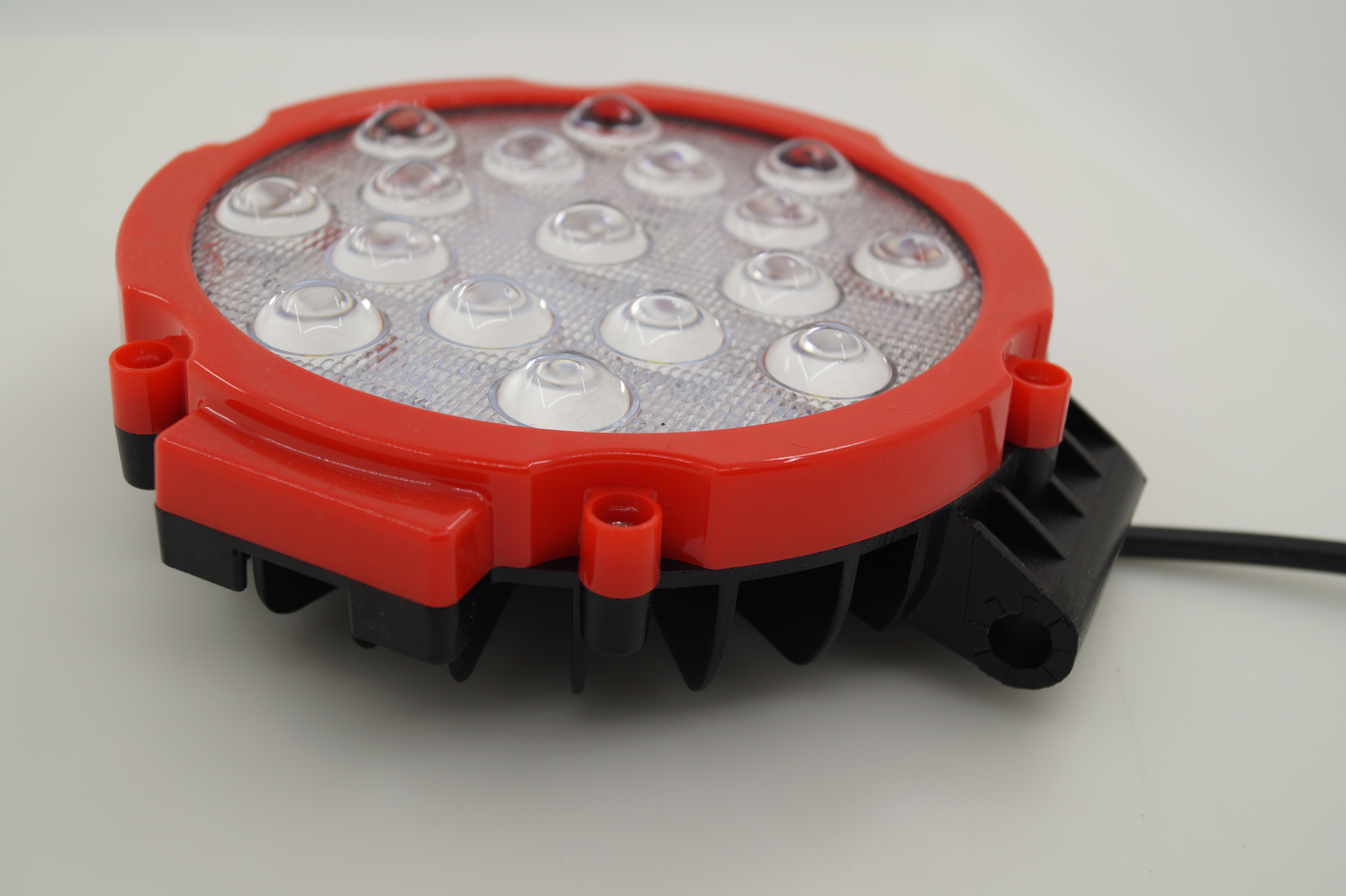 白い51Wはトラックの作業ライトを導いた