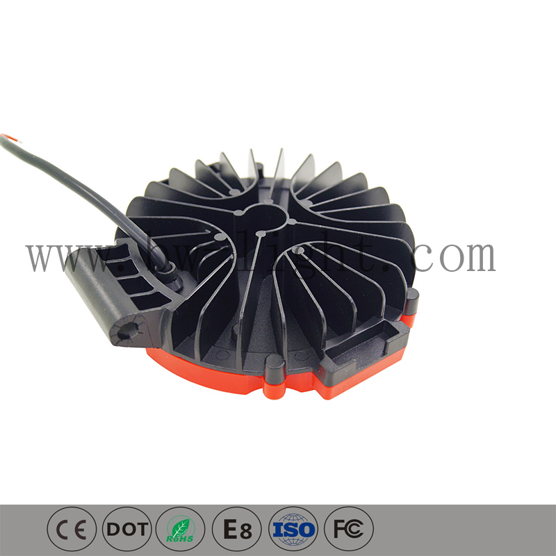 白い51Wはトラックの作業ライトを導いた